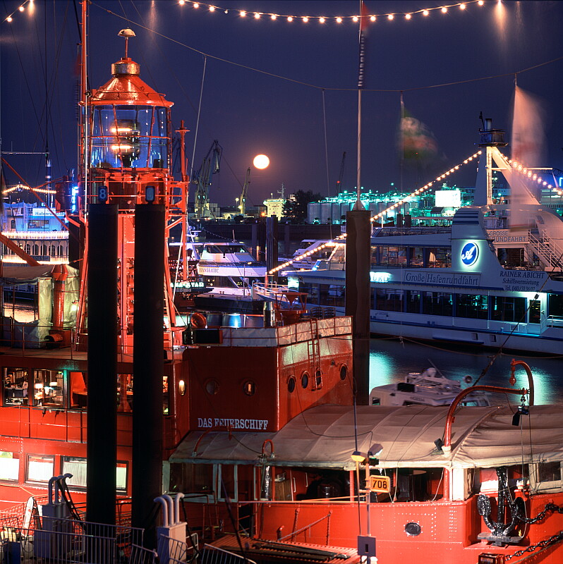 Hamburg port moonrise 
Original: Film Velvia-50, 6x6cm
Scan: Imacon 7000x6900 pix.

