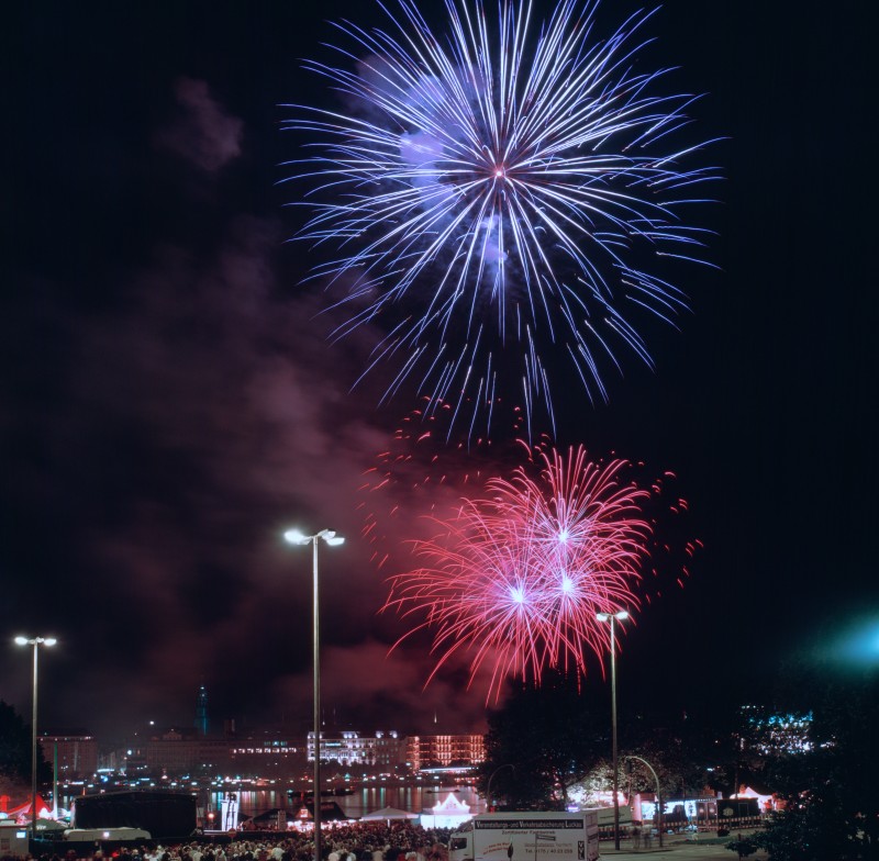 Fireworks show over Hamburg
Original: Film Velvia-50, 6x6cm
Scan: Imacon 6900x6500 pix.

