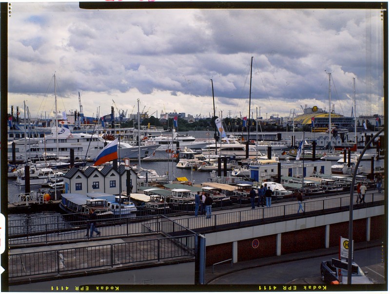 Hamburg, Port
Original: Film Kodak, 9x12cm
Preview: digital camera

