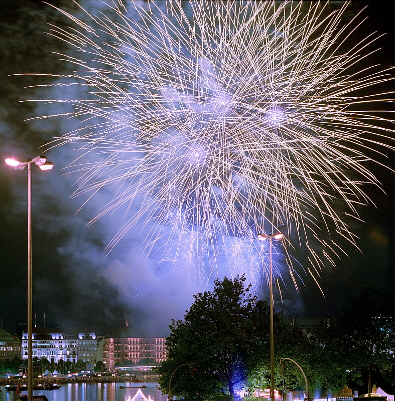 Fireworks show over Hamburg 
Original: Film Velvia-50, 6x6cm
Scan: Imacon 7000x6900 pix.
